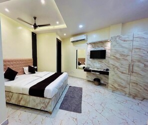 Deluxe Room | Free WiFi - Hotel R K Palace (Varanasi)
