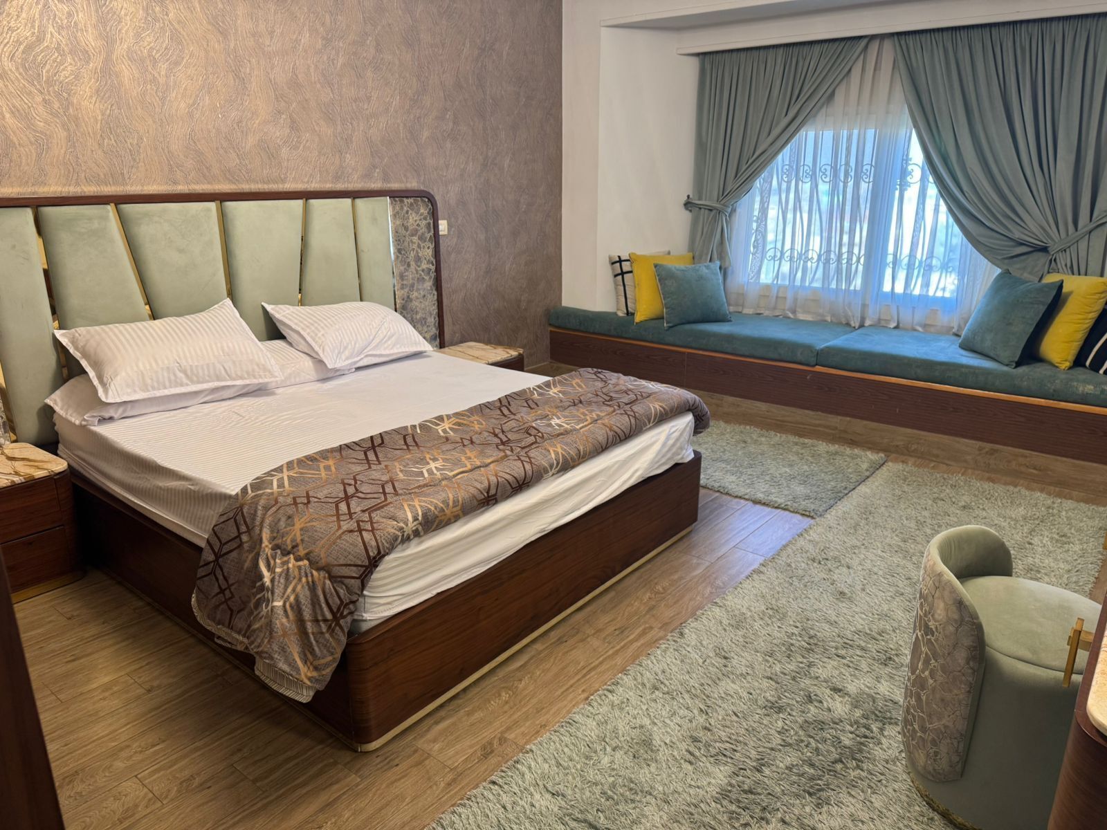 6 bedrooms, iron/ironing board, WiFi, bed sheets