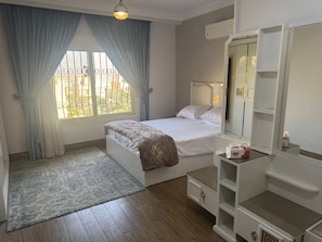 6 bedrooms, iron/ironing board, WiFi, bed sheets