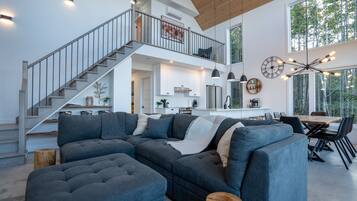 Smart TV, fireplace, stereo