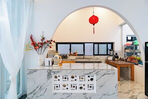 Kjøleskap, mikrobølgeovn, ovn og kokeplater