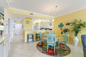 Dining - Ocean Oasis at Sunset Marina-2 bed 2 bath oceanfront condo w/boat slip rental (Key West)