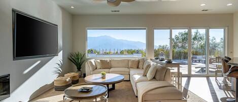 TV connectée, cheminée, table de tennis de table