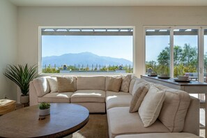 スマートテレビ、暖炉、卓球台