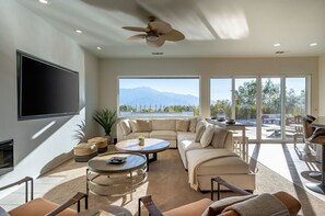 Smart TV, chimenea, mesa de ping pong