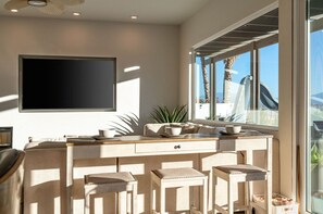 Smart TV, fireplace, ping pong