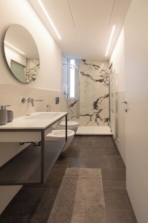 Douche, sĂšche-cheveux, bidet, serviettes fournies