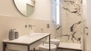 Doccia, asciugacapelli, bidet, asciugamani
