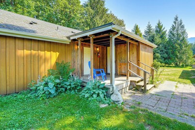 Near Mystery Falls: Marblemount Cabin w/ Fireplace