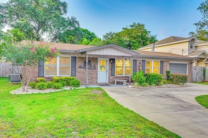 House (3 Bedrooms) | Interior - Fort Walton Beach Home w/ Pool: 5 Mi to Beach! (Fort Walton Beach)