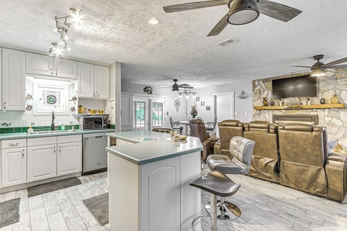 Fort Walton Beach Home w/ Pool: 5 Mi to Beach!