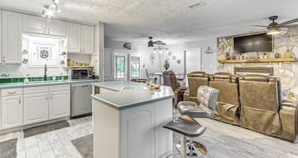 Fort Walton Beach Home w/ Pool: 5 Mi to Beach!