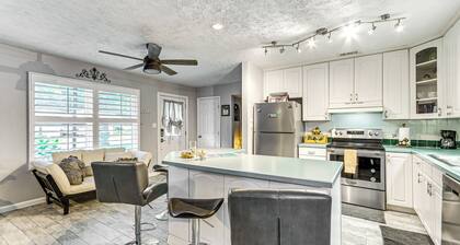 Fort Walton Beach Home w/ Pool: 5 Mi to Beach!