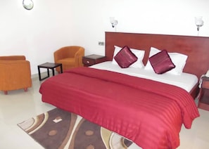 Deluxe Oda, Balkon, Şehir Manzaralı | Masa, dizüstü bilgisayar çalışma alanı, ücretsiz kablosuz İnternet 