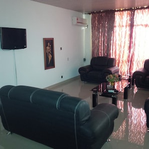 Escritorio, espacio para trabajar con laptop y wifi gratis