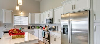 13 Mi to Dtwn Fargo: North Dakota Family Home!