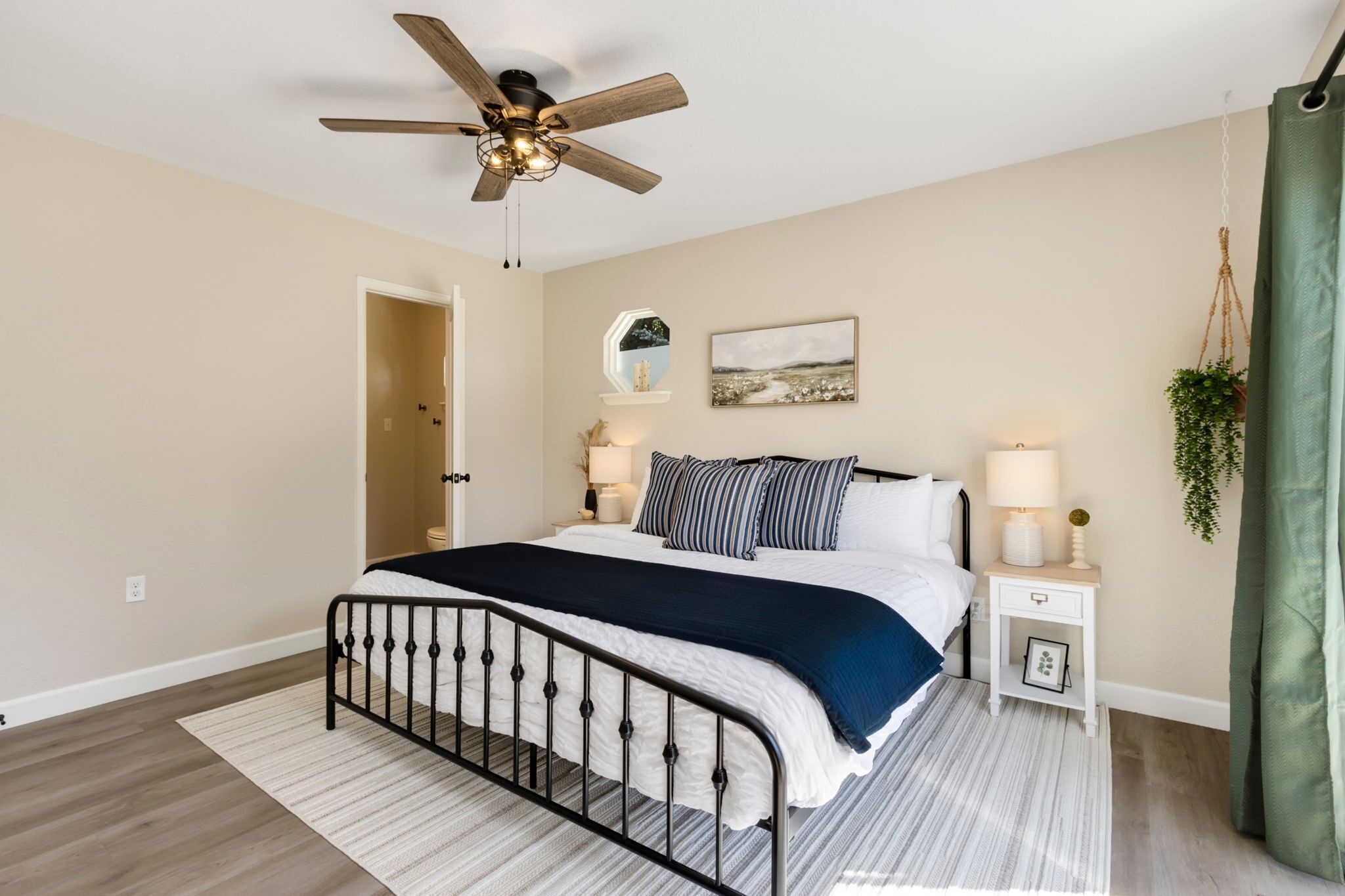 4 bedrooms, desk, iron/ironing board, travel crib