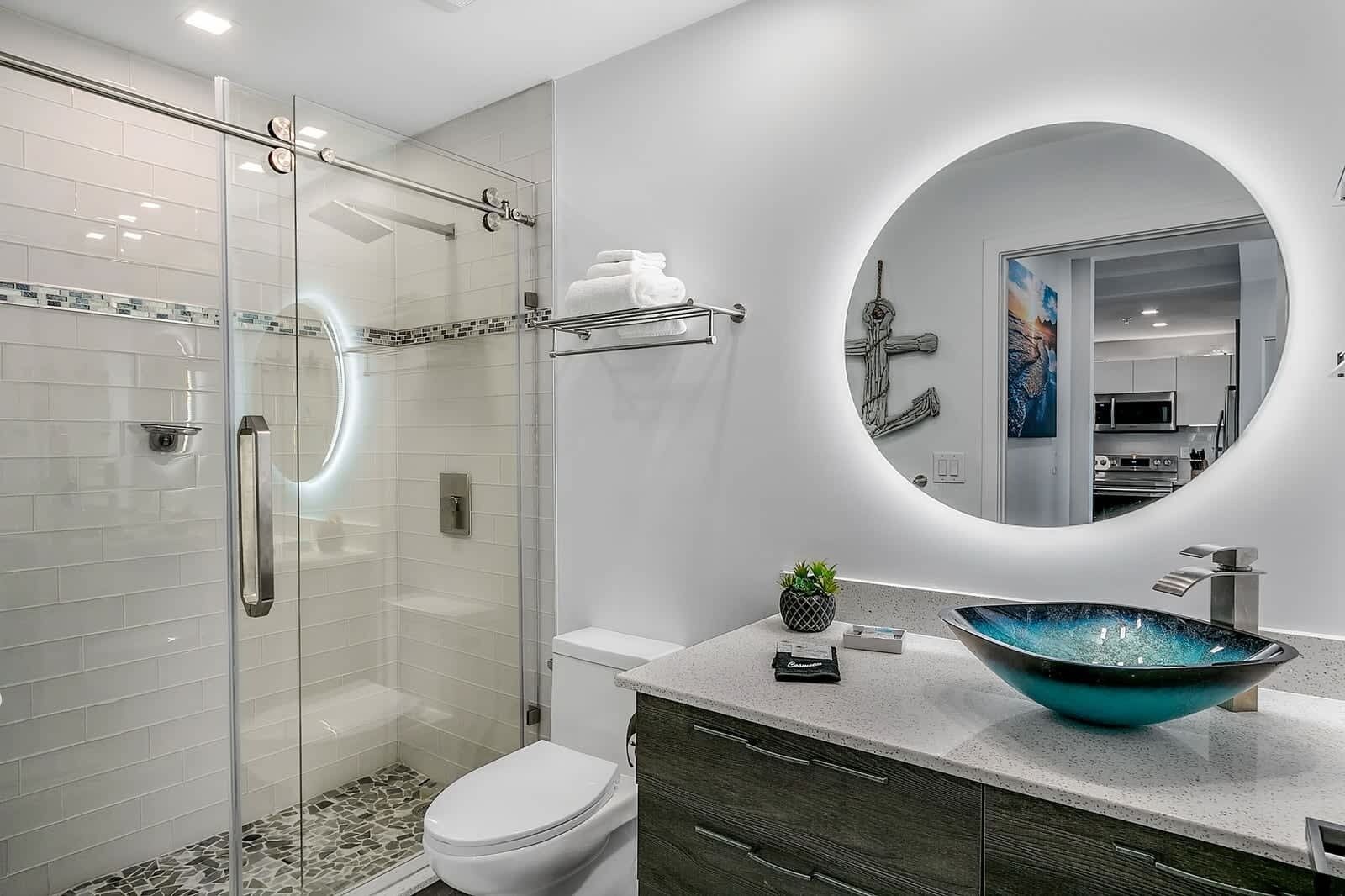 Een douche, een haardroger, handdoeken