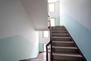 A staircase with a handrail and a light-colored wall. - Yangshuo Suiyuan Chengxi Inn (West Street Branch) (Yangshuo)