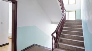 A staircase with wooden railings and carpeted steps leading to an upper floor. - Yangshuo Suiyuan Chengxi Inn (West Street Branch) (Yangshuo)