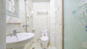 A bathroom with a sink, toilet, and shower. - Yangshuo Suiyuan Chengxi Inn (West Street Branch) (Yangshuo)