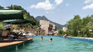 Hồ bơi ngoài trời