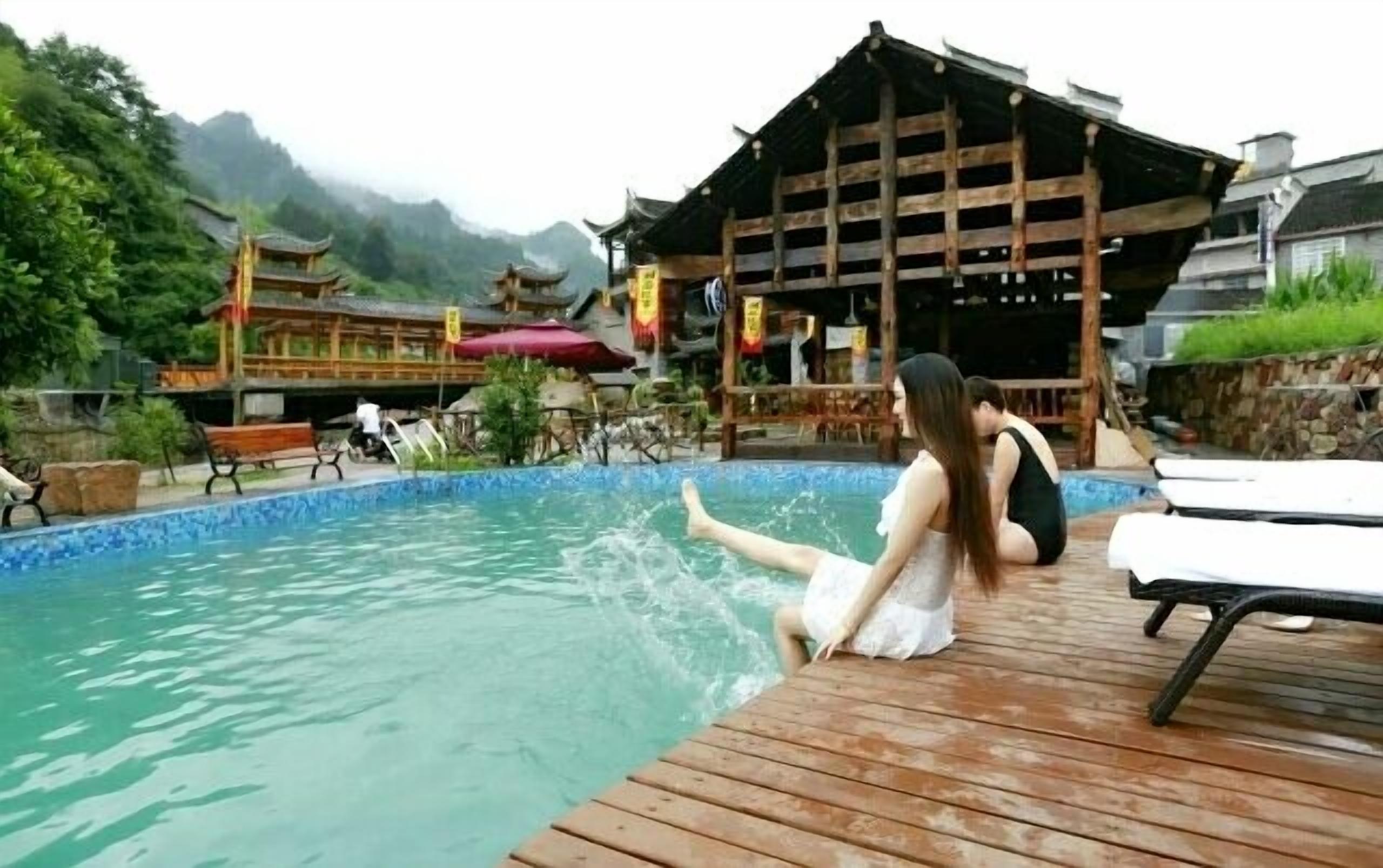 حمام سباحة خارجي