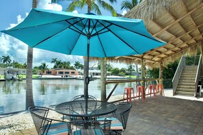 Outdoor dining - ☀️Luxury Canal Front Home with Private Pool-Palm Royale☀️ (Fort Myers Beach)