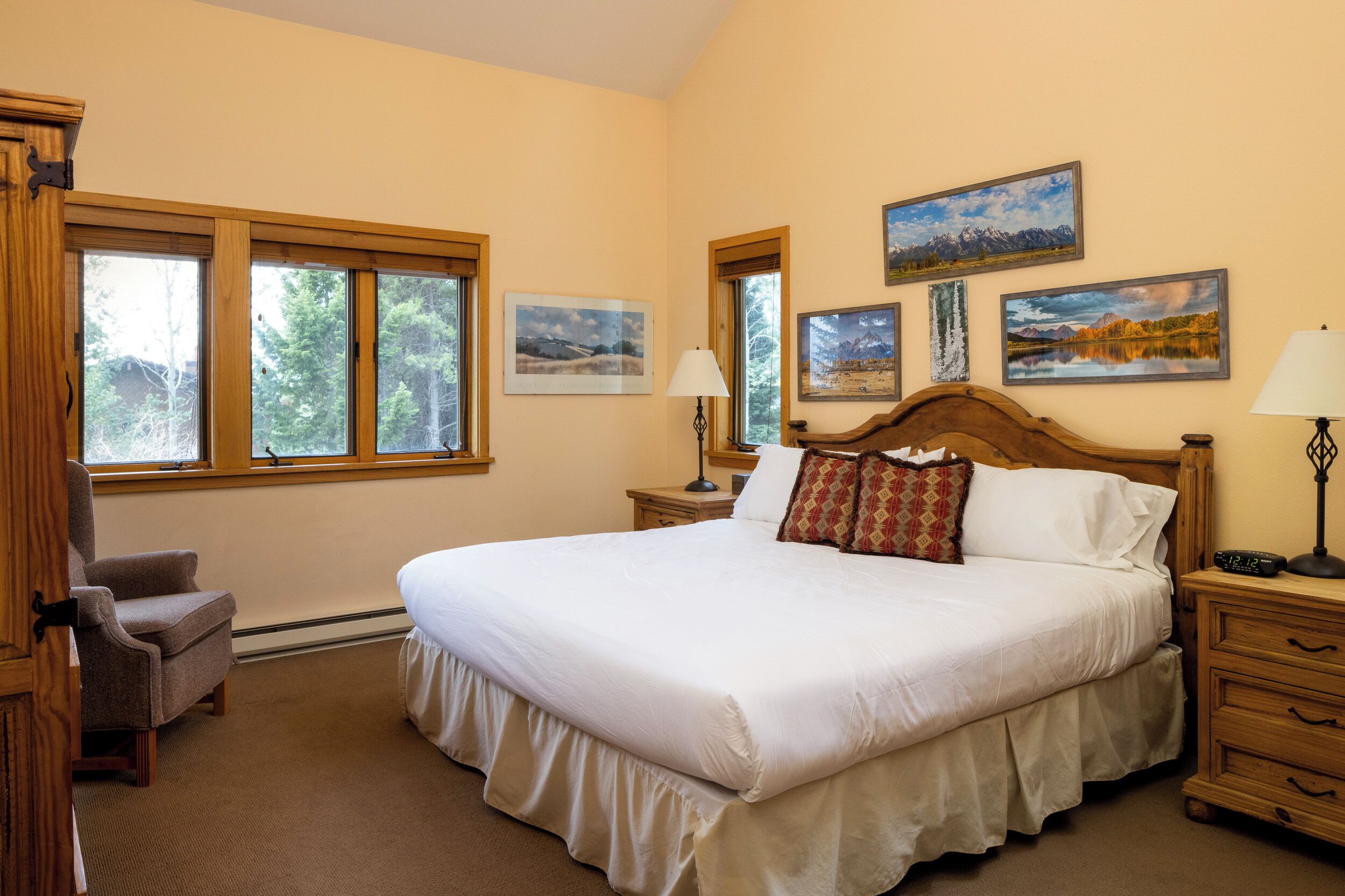 4 bedrooms, iron/ironing board, WiFi, bed sheets