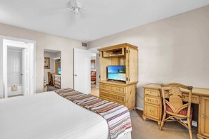 2 bedrooms, desk, iron/ironing board, travel crib - I-451 - Spectacular Lanai Views & Sleeps 6 (Naples)