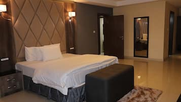 Habitación económica, balcón, vista a la ciudad | Escritorio, espacio para trabajar con laptop y wifi gratis