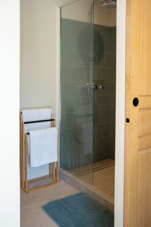 Dusche, Haartrockner, Handtücher, Seife