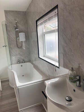 Secadora de cabello, toallas, papel de baño 