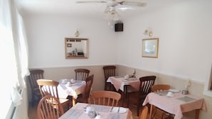 Breakfast area - Kilkerran Guest house  (Ayr)