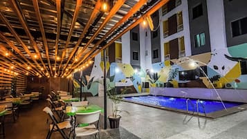 Bar im Pool