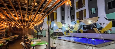 Swim-up bar