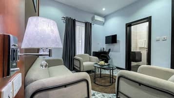 Quarto luxo, sacada, vista para a cidade | Área de estar