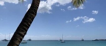 Sunny Outlook - Beautiful 1 bedroom in beachfront complex!