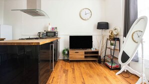 Apartment | Private kitchen | Fridge, microwave, oven, stovetop - Charming London Apartment Near Hyde Park (London)