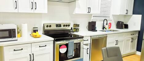 Køleskab, mikrobølgeovn, ovn, kogeplade