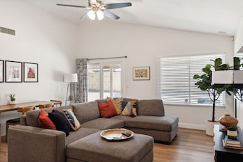 Beautifully Renovated Glendale Retreat 3 Bedroom Home by RedAwni