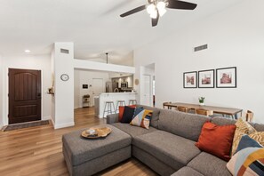 ハウス 3 ベッドルーム | リビング エリア | スマートテレビ、ストリーミングサービス