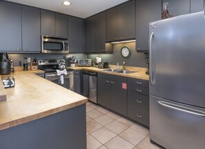 Condo, 4 quartos | Cozinha privada | Geladeira, fogão, cafeteira/chaleira, torradeira