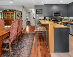 Condo, 4 quartos | Cozinha privada | Geladeira, fogão, cafeteira/chaleira, torradeira