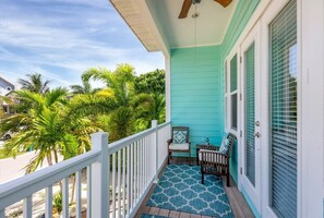 House, 4 Bedrooms | Balcony