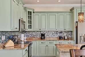 House, 4 Bedrooms | Private kitchen