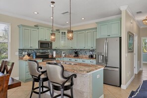 House, 4 Bedrooms | Private kitchen