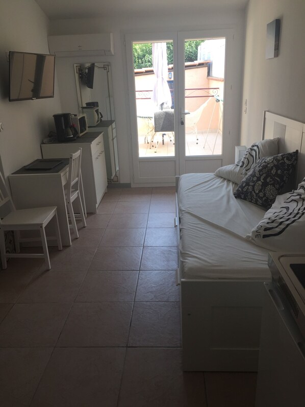 1 bedroom, WiFi, bed sheets - Independent studio in villa, 10 minutes from the beaches of Bandol and Sanary (Sanary-sur-Mer)