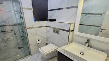 Deluxe Room, Balcony, City View | Bathroom