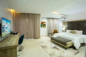 Desk, laptop workspace, free WiFi - De Manchy hotels & suites (Ibadan)